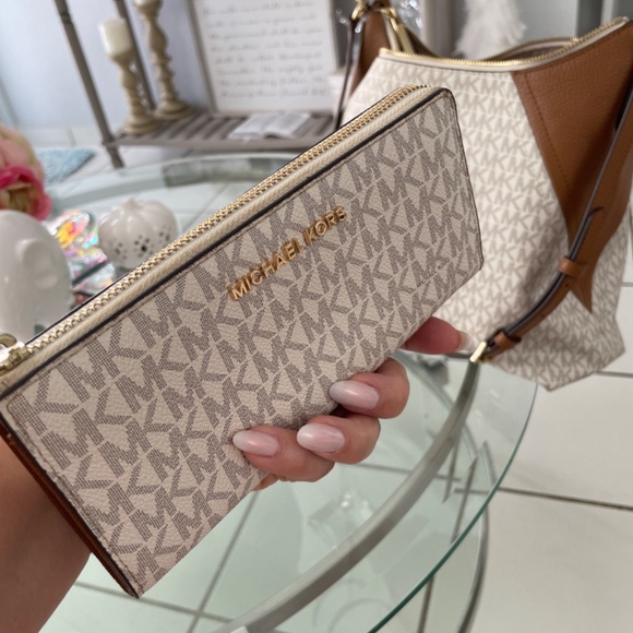 Michael Kors wallet - Picture 3 of 3